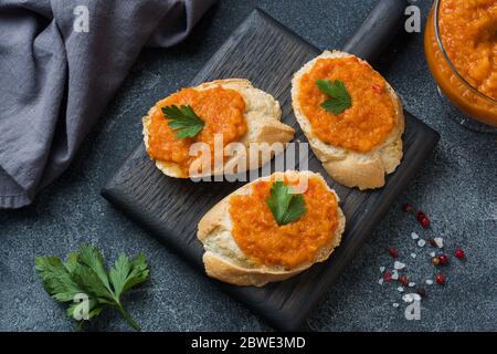 Sandwichs avec pain courgettes caviar tomates oignons. Plats végétariens faits maison. Copier l'espace Banque D'Images