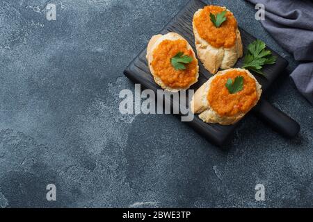 Sandwichs avec pain courgettes caviar tomates oignons. Plats végétariens faits maison. Copier l'espace Banque D'Images