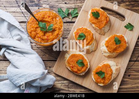Sandwichs avec pain courgettes caviar tomates oignons. Plats végétariens faits maison. Copier l'espace Banque D'Images
