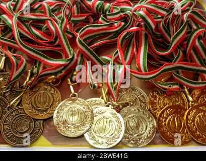 Médaille d'or, d'argent, de bronze avec ruban rouge, blanc et vert. Prix du gagnant. La traduction du texte sur les médailles est « république islamique d'iran. Banque D'Images