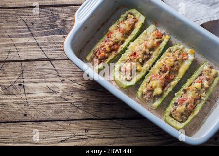 Courgettes farcies cuites au four avec champignons de poulet émincés et légumes avec fromage sur une plaque de cuisson vue du dessus espace de copie Banque D'Images