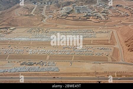 De nouvelles voitures importées attendent dans un lot géant, vue aérienne - Eilat , Israël Banque D'Images