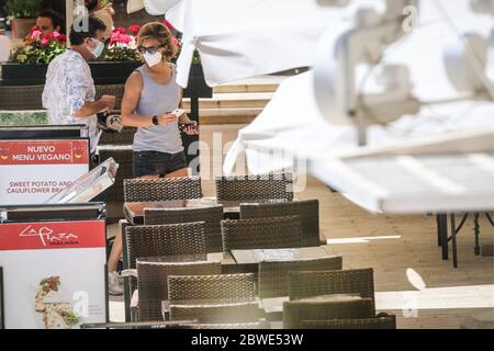 Malaga, Espagne. 31 mai 2020. Acteur Antonio Banderas avec Maria Casado finaliser les détails de son nouveau projet à Malaga crédit: CORGON PRESSE/Alay Live News Banque D'Images