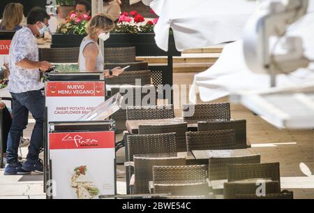 Malaga, Espagne. 31 mai 2020. Acteur Antonio Banderas avec Maria Casado finaliser les détails de son nouveau projet à Malaga crédit: CORGON PRESSE/Alay Live News Banque D'Images