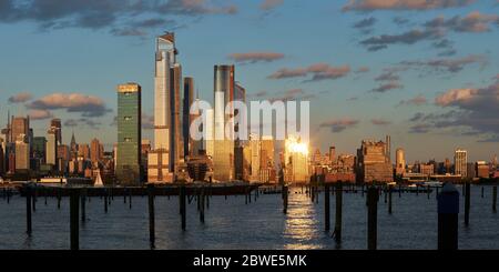 Les gratte-ciel des chantiers de Hudson récemment développés à Sunset. Manhattan Midtown West panoramique de l'autre côté de l'Hudson River, New York City, NY Banque D'Images