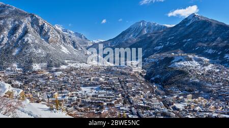 Briançon, la plus haute ville de France (1,326 mètres) en hiver (panoramique). Hautes-Alpes, région Dauphiné, Alpes, France Banque D'Images