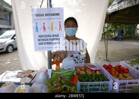 Antipolo City, Philippines - 1er juin 2020 : affichage social à distance dans la cabine d'un vendeur de fruits et légumes. Banque D'Images