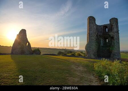 Le soleil s'élève le premier jour de l'été météorologique au-dessus des ruines du château d'Hadleigh dans l'Essex. Le château datant d'environ 1215 construit par Hub Banque D'Images