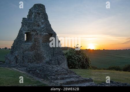 Le soleil s'élève le premier jour de l'été météorologique au-dessus des ruines du château d'Hadleigh dans l'Essex. Le château datant d'environ 1215 construit par Hub Banque D'Images