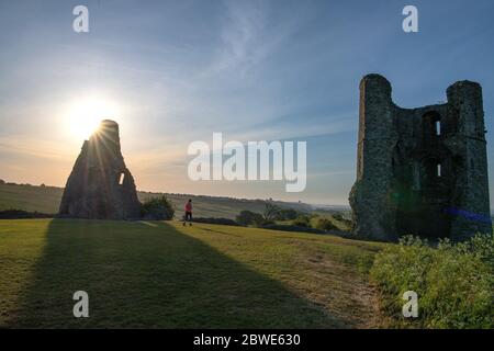 Le soleil s'élève le premier jour de l'été météorologique au-dessus des ruines du château d'Hadleigh dans l'Essex. Le château datant d'environ 1215 construit par Hub Banque D'Images