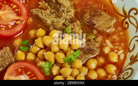 Soupe de berkoukes algérien ich nord-africaine épicée, à base de tomates, cuisine africaine, plats méditerranéens traditionnels variés, vue de dessus. Banque D'Images