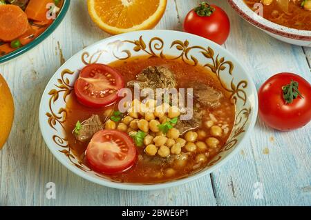 Soupe de berkoukes algérien ich nord-africaine épicée, à base de tomates, cuisine africaine, plats méditerranéens traditionnels variés, vue de dessus. Banque D'Images