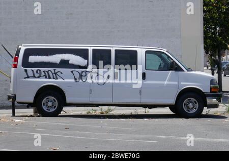 Los Angeles, Californie, États-Unis 31 mai 2020 UNE vue générale de l'atmosphère des graffitis sur Van à Enterprise car Rental sur Melrose Avenue après LES manifestations DE LA hier soir, le 31 mai 2020, pendant la pandémie de Covid-19 du coronavirus à Los Angeles, Californie, États-Unis. Photo par Barry King/Alay stock photo Banque D'Images