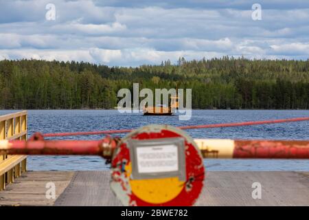 Ferry pour voitures transportant des véhicules et des personnes sur la voie navigable en Finlande Banque D'Images