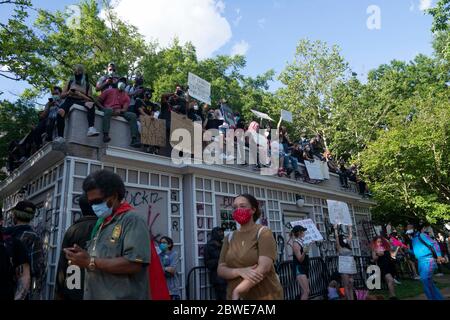 Washington, DC, États-Unis. 31 mai 2020. Les manifestants se rassemblent devant la Maison Blanche lors d'une manifestation au sujet de la mort de George Floyd à Washington, DC, aux États-Unis, le 31 mai 2020. Les protestations contre la mort de George Floyd, un homme noir sans armes tué dans la garde à vue de Minneapolis, se sont poursuivies dans des villes des États-Unis. Credit: Liu Jie/Xinhua/Alay Live News Banque D'Images