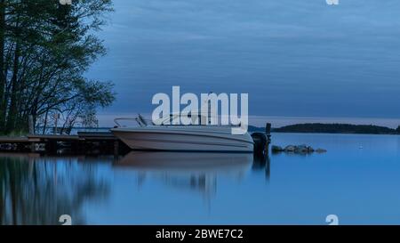 Crépuscule d'été sur l'île de Haukkasalo sur le lac Päijänne en Finlande Banque D'Images