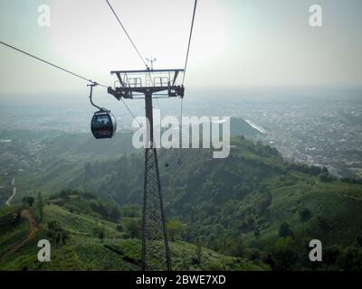 iran, gilan, rasht 06 06 2019 : pont aérien traversant les montagnes et la forêt. Banque D'Images