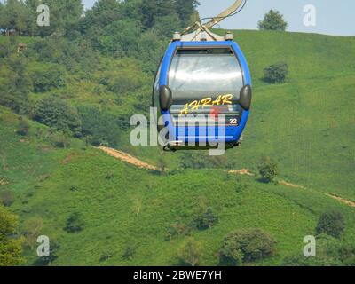 iran, gilan, rasht 06 06 2019 : pont aérien traversant les montagnes et la forêt. Banque D'Images