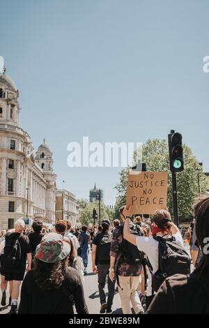 Manifestations de l'importance de la vie noire les gens participent à une manifestation en mémoire de George Floyd pour l'importance de la vie noire à Londres, dimanche 31 mai 2020 Banque D'Images