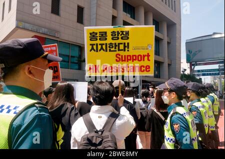 Protestation contre la nouvelle loi chinoise sur la sécurité nationale pour Hong Kong, le 27 mai 2020 : Des militants sud-coréens et des étudiants de Hong Kong en Corée du Sud ont tenu une conférence de presse près de l'ambassade chinoise à Séoul, en Corée du Sud, pour protester contre la pression de Pékin en faveur d'une nouvelle loi de sécurité nationale pour Hong Kong qui peut limiter la liberté de Hong Kong. Crédit: Lee Jae-Won/AFLO/Alay Live News Banque D'Images