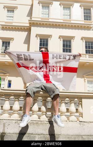 Membres de la Ligue de défense anglaise (EDL) lors d'une marche organisée par un groupe qui s'appelle "citoyens britanniques contre les extrémistes musulmans". La manifestation est sur Banque D'Images