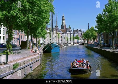 groningen, pays-bas - 2020-05-29: navires historiques néerlandais à faible tirage amarrés à hoge der a Banque D'Images