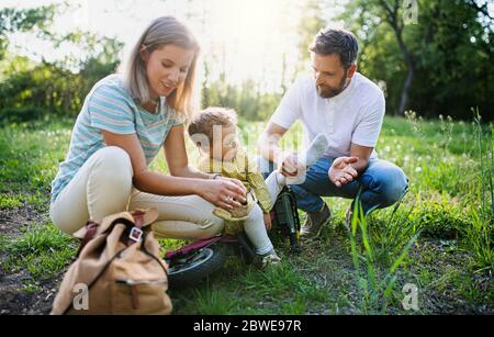 Famille avec petite fille en voyage à vélo, en faisant une pause. Banque D'Images