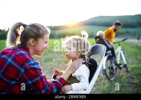 Famille avec deux petits enfants en voyage à vélo, s'amuser. Banque D'Images