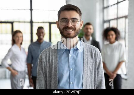 Portrait d'homme d'affaires souriant avec équipe d'affaires Banque D'Images