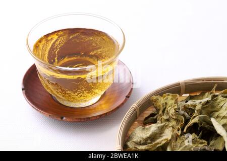 thé de feuilles de persimmon, médecine de fines herbes sur table Banque D'Images