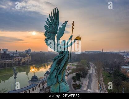 Budapest, Hongrie - vue aérienne de Gabriel Archange à la place des héros pendant la quarantaine du coronavirus de 2020 le matin. Château de Vajdahunyad et C Banque D'Images