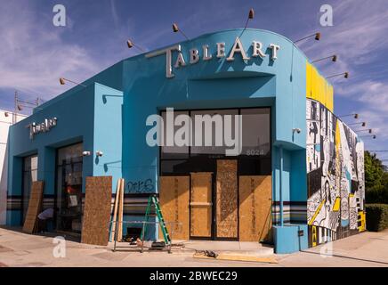 Los Angeles, États-Unis. 31 mai 2020. Magasin de détail sur Melrose Avenue à Los Angeles, en train d'embarquer sur des fenêtres brisées à la suite des manifestations de George Floyd à Los Angeles, États-Unis. Crédit : Jim Newberry/Alay Live News. Banque D'Images
