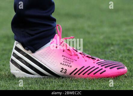 David Beckham porte des chaussures de football roses avec des noms d'enfants sur eux alors qu'il est venu comme un substitut à la défaite de LA Galaxy en 1-0 à Chivas USA, Carson, Californie. 19 mai 2012 Banque D'Images