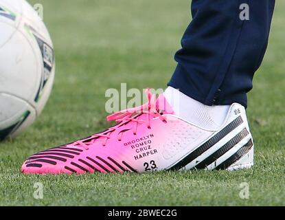 David Beckham porte des chaussures de football roses avec des noms d'enfants sur eux alors qu'il est venu comme un substitut à la défaite de LA Galaxy en 1-0 à Chivas USA, Carson, Californie. 19 mai 2012 Banque D'Images