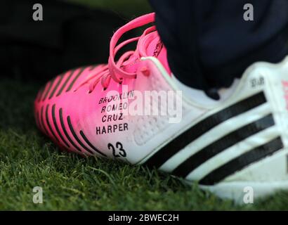 David Beckham porte des chaussures de football roses avec des noms d'enfants sur eux alors qu'il est venu comme un substitut à la défaite de LA Galaxy en 1-0 à Chivas USA, Carson, Californie. 19 mai 2012 Banque D'Images