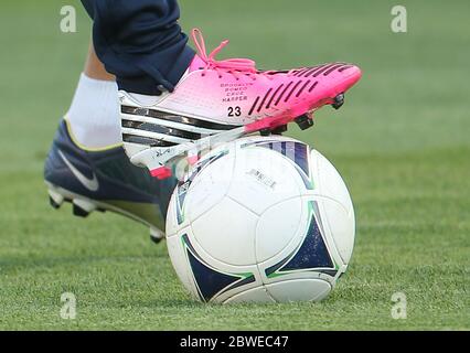 David Beckham porte des chaussures de football roses avec des noms d'enfants sur eux alors qu'il est venu comme un substitut à la défaite de LA Galaxy en 1-0 à Chivas USA, Carson, Californie. 19 mai 2012 Banque D'Images