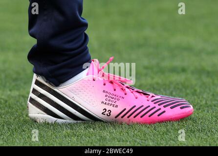 David Beckham porte des chaussures de football roses avec des noms d'enfants sur eux alors qu'il est venu comme un substitut à la défaite de LA Galaxy en 1-0 à Chivas USA, Carson, Californie. 19 mai 2012 Banque D'Images