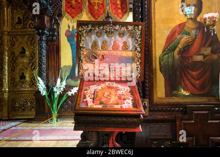 Une boîte intéressante d'art de Marie et Jésus. Une des œuvres d'art de l'église Saint-Nicolas à Vilnius, en Lituanie. Banque D'Images