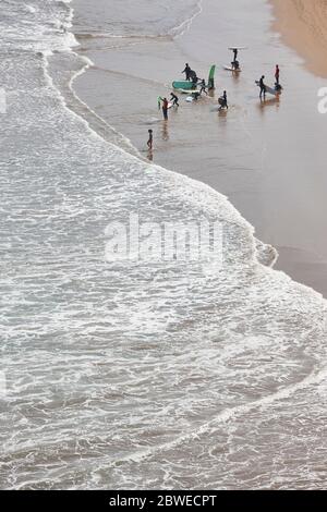 Surfers sur le littoral espagnol. Plage de Sopelana en Pays Basque Banque D'Images