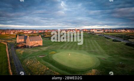 Vue aérienne sur le parcours de golf de St Nicholas depuis la plage de Prestwick, sur la côte sud-ouest de l'Écosse. Banque D'Images