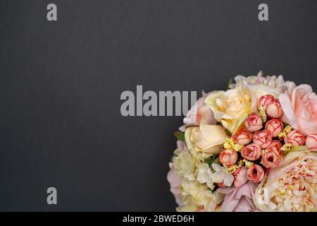 Bouquet de fleurs. Arrangement floral délicat de pivoines. Le bouquet de la mariée. Roses artificielles sur fond sombre. Décoration intérieure Banque D'Images