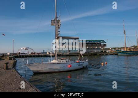 Un voilier amarré à la marina centrale. Dans le village de Nida sur l'Spit de Curonian en Lituanie. Banque D'Images