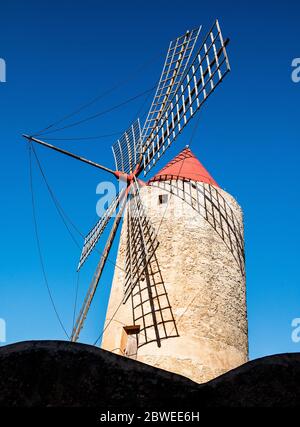 Moulin à vent à farine de style ancien contre un ciel bleu clair à Agaida à Majorque, Espagne. Banque D'Images