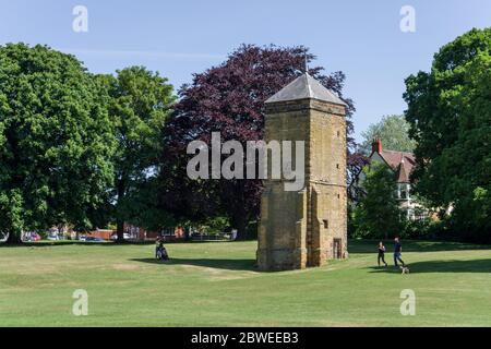 Tour de pigeon du XVIIe siècle au soleil du matin, Abington Park, Northampton, Royaume-Uni Banque D'Images