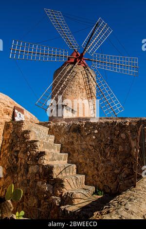 Moulin à vent à farine de style ancien contre un ciel bleu clair à Agaida à Majorque, Espagne. Banque D'Images