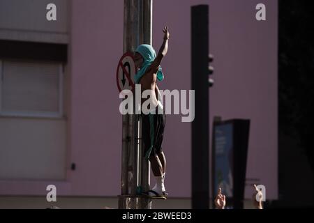 31 mai 2020, Brésil, São Paulo : un manifestant anti-gouvernement se tient à côté d'un lampadaire. Dans la métropole brésilienne de São Paulo, les partisans du président de droite Jair Bolsonaro et les opposants au gouvernement se sont affrontés violemment. La police a utilisé des gaz lacrymogènes dimanche pour séparer les groupes opposés. Photo: André Lucas/dpa Banque D'Images