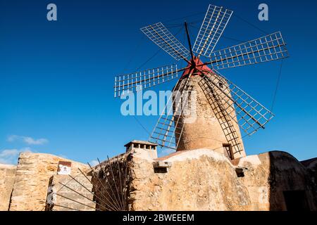 Moulin à vent à farine de style ancien contre un ciel bleu clair à Agaida à Majorque, Espagne. Banque D'Images