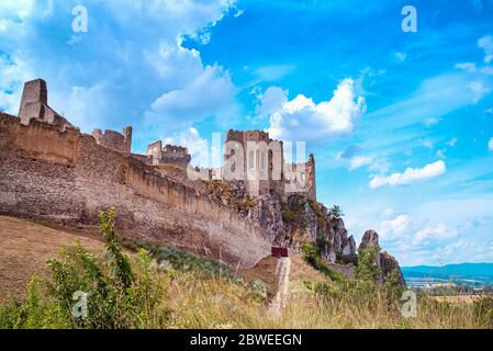 Nove Mesto nad Vahom, Trencin, Slovaquie Beckkov.la structure historique. Les ruines du Moyen-âge. Château de Beckov en Slovaquie. Banque D'Images