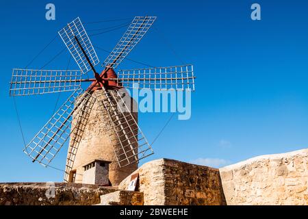 Moulin à vent à farine de style ancien contre un ciel bleu clair à Agaida à Majorque, Espagne. Banque D'Images