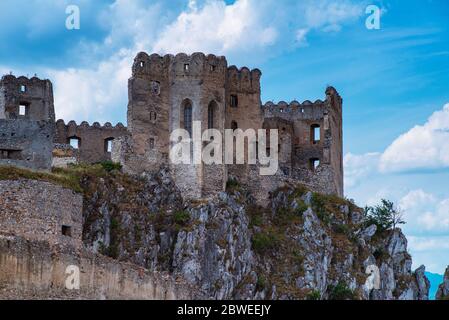 Nove Mesto nad Vahom, Trencin, Slovaquie Beckkov.la structure historique. Les ruines du Moyen-âge. Château de Beckov en Slovaquie. Banque D'Images